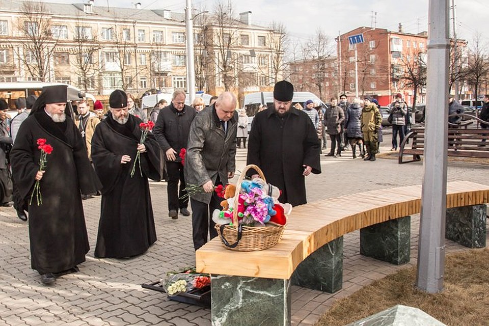 Сергей Цивилев принес цветы к стихийному мемориалу. Фото: пресс-служба АКО.