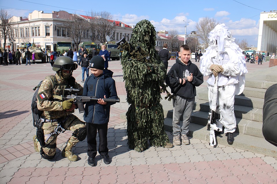 Многие захотели запечатлеть себя рядом с разведчиками. Фото: Галина КОВАЛЕНКО