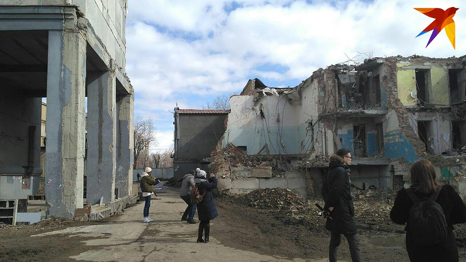 Так выглядит место взрыва сейчас. Цокольный этаж пока не демонтировали, потому что часть помещений принадлежит бизнесменам. Фото: Ульяна ШЕВЧЕНКО