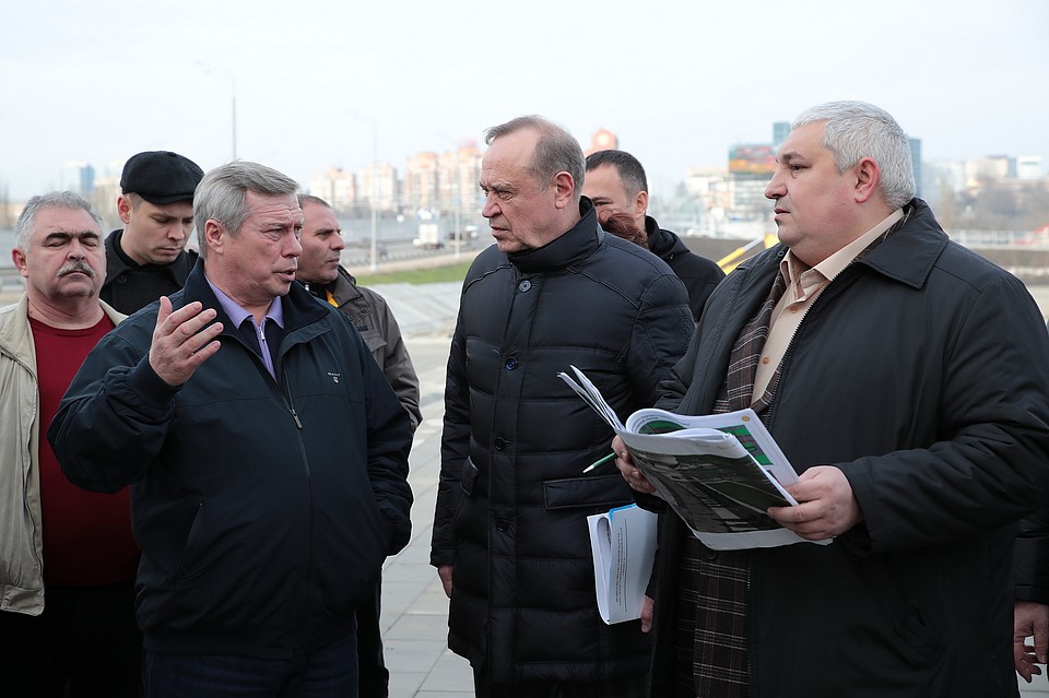 Ровно год назад Безуглов заверял главу региона, что с благоустройством территории возле ЧМ-2018 все в порядке. Фото: пресс-служба губернатора РО / Павел Сапрыкин.