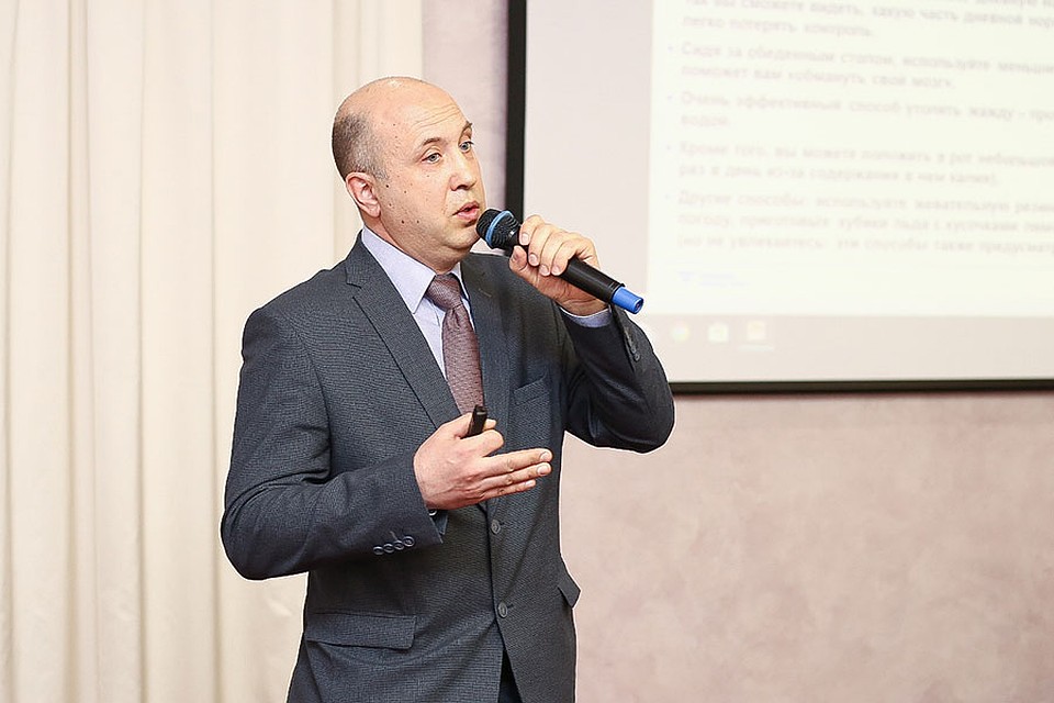 Один из лекторов - известный в Ижевске и Удмуртии нефролог Олег Шачков, главный врач диализного центра «Фрезениус Нефрокеа» - рассказал о жизни вокруг диализа.