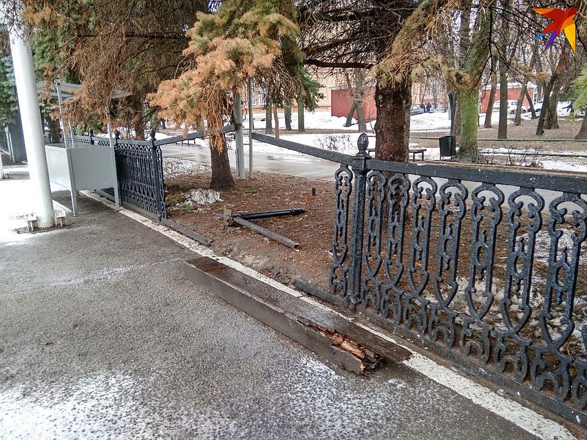 Множество секций похищено со стороны Театральной площади Фото: Екатерина Семенова