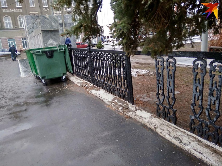 Чугунный забор разломали на центральной площади Саратова прямо у городской доски почета Фото: Екатерина Семенова