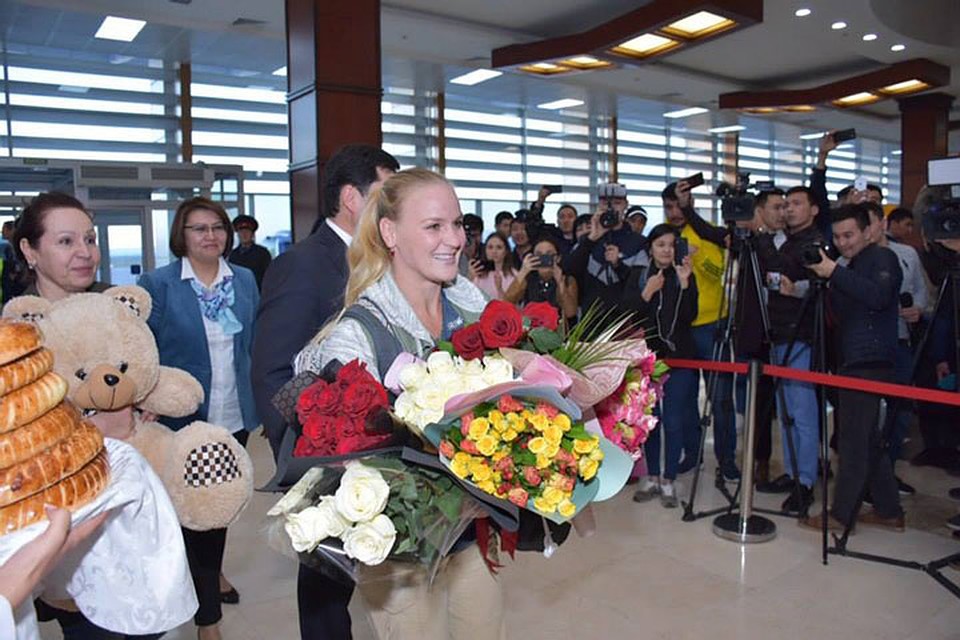 ...и вручили цветы. Фото: Госагентство по делам молодежи, физической культуре и спорту КР
