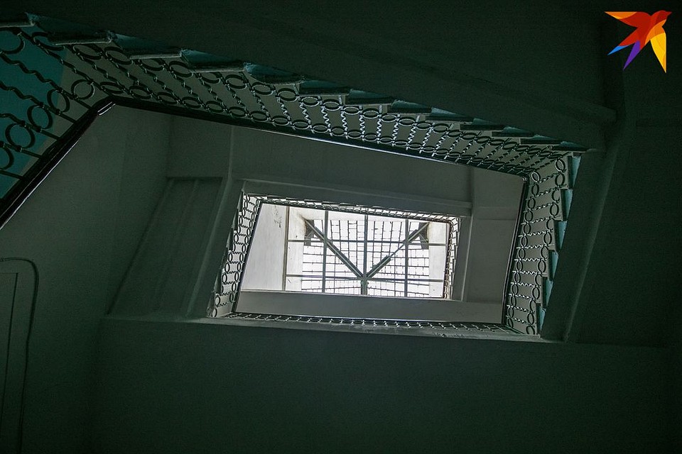 Благодаря стеклянному куполу днем в подъезде светло. Фото: Павел МАРТИНЧИК