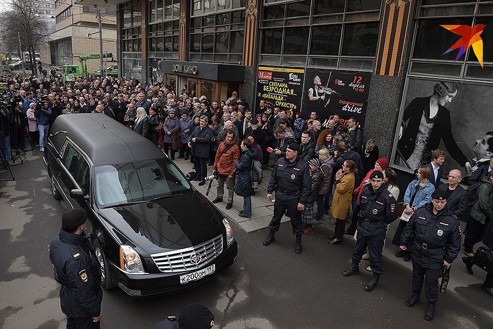 После гражданской панихиды траурная церемония направилась в сторону Новодевичьего монастыря Фото: Михаил ФРОЛОВ