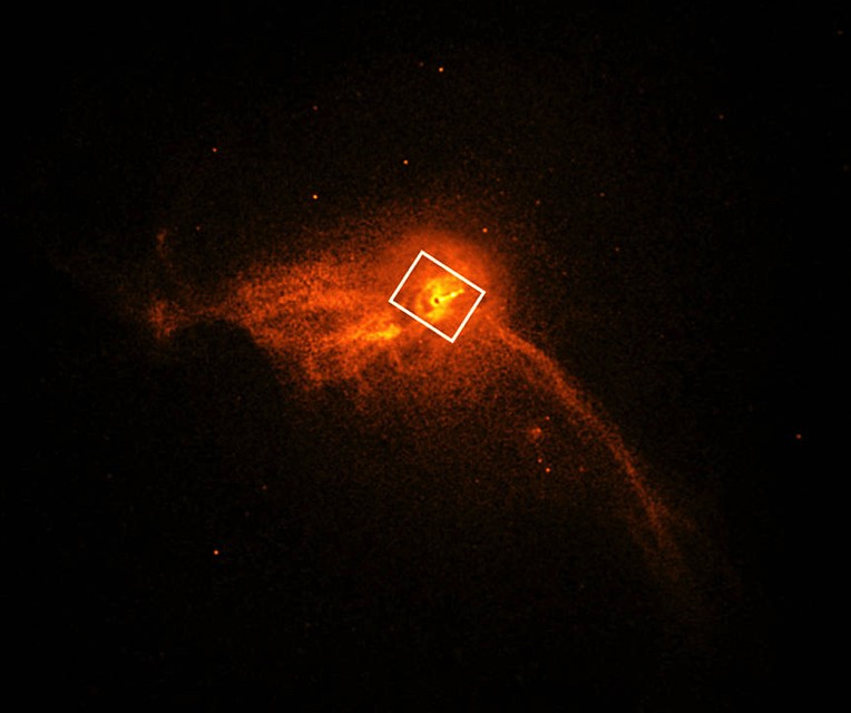 Галактика М87 на снимке, сделанном радиотелескопом Chandra X-ray Observatory
