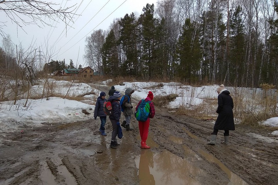 Дорога до школы у детей - это полоса препятствий. Фото: "Гражданский патруль".