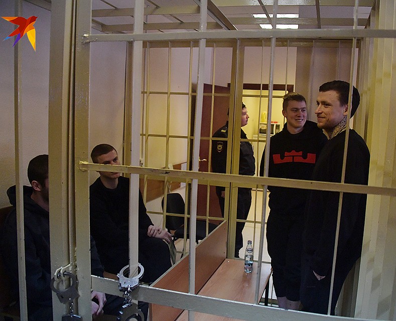 После эвакуации все вернулись в зал заседаний, где трое подсудимых извинились, кроме Кокорина-страшего Фото: Владимир ВЕЛЕНГУРИН
