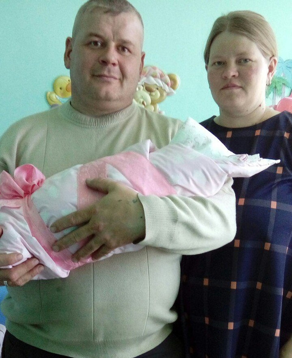 Светлана с мужем в роддоме. Фото: соцсети