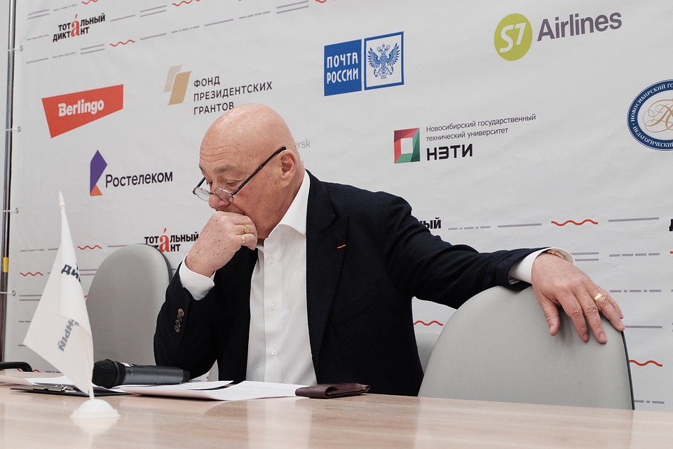 Владимир Познер читал текст на главной площадке - в НГУ. Фото: Даба ДАБАЕВ
