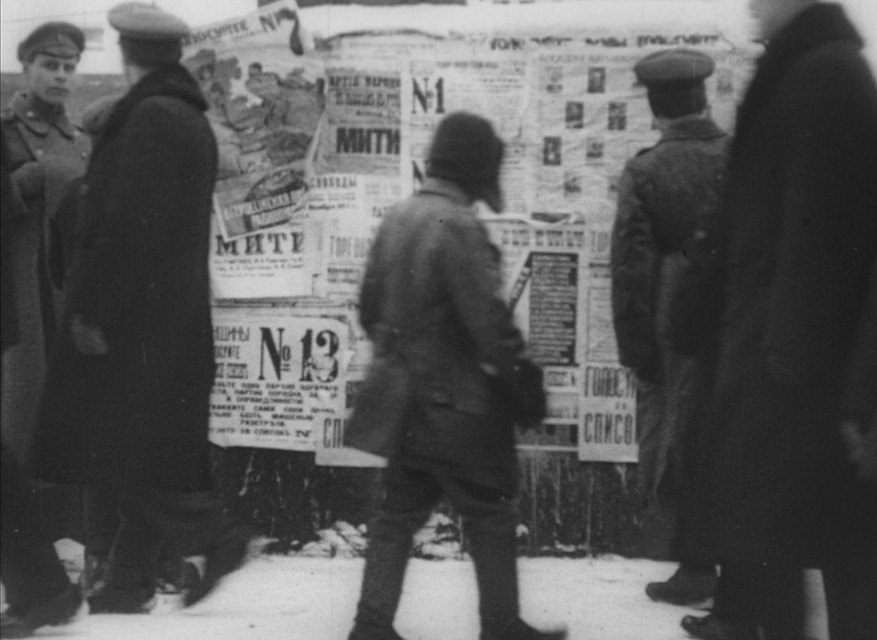 Мальчишка в ушанке снят в декабре 1917 года в Петрограде во время подготовки к выборам в Учредительное собрание. Фото: кадр из фильма.