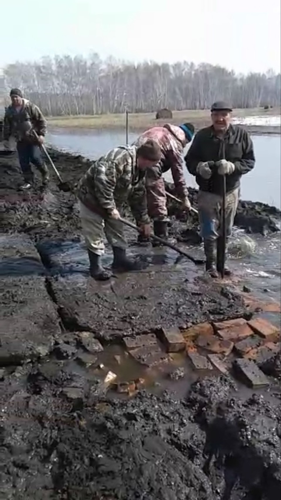 Дороги пытаются восстановить своими силами Фото: vk.com