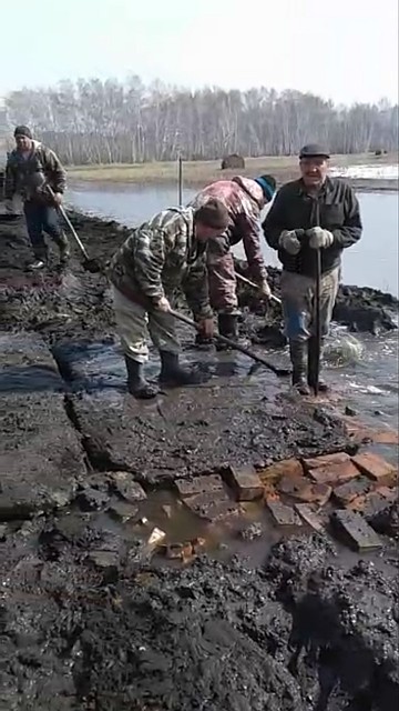 Дороги пытаются восстановить своими силами Фото: vk.com