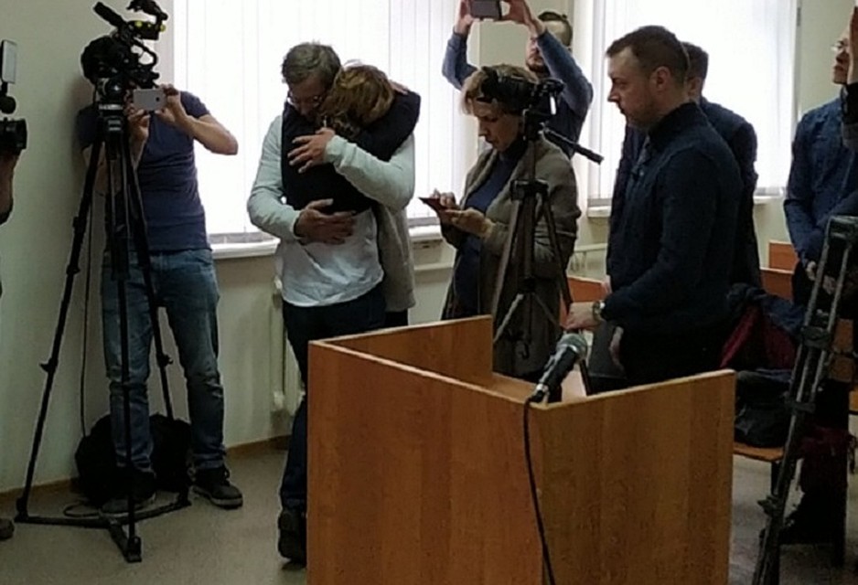 Разведенные супруги обнялись в залде суда. Фото Андрея Ястребова.