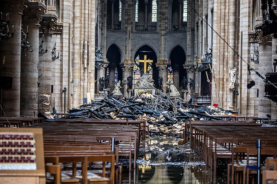 Алтарь собора уцелел Фото: REUTERS