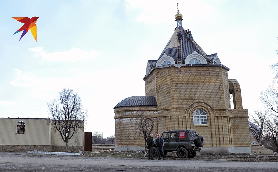Единственное новенькое здание в Никишино - храм. Фото: Дмитрий СТЕШИН