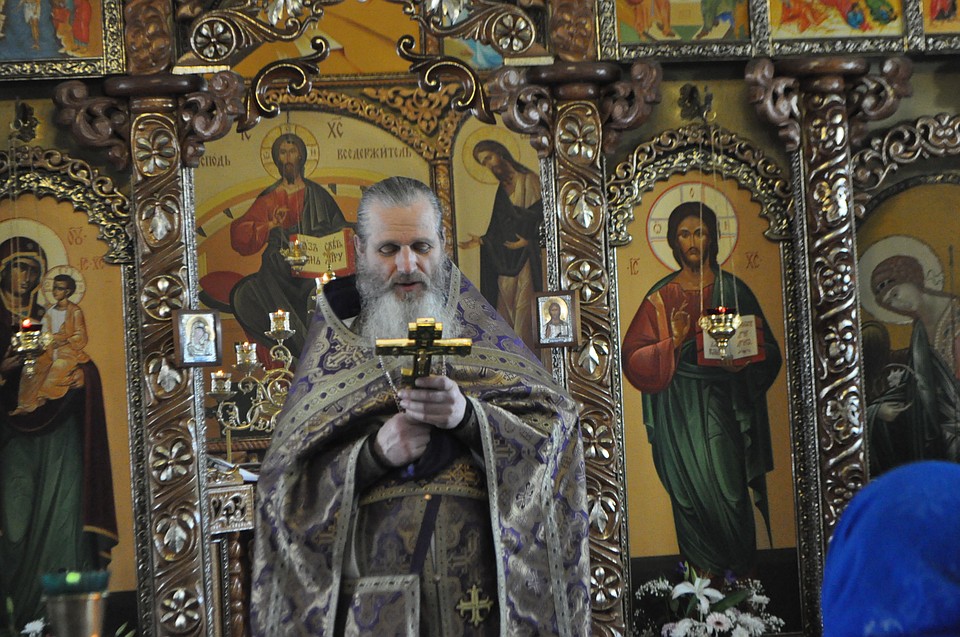 Александр Жолобов является настоятелем храма в Хмыловке Фото: Артём КАБАНКОВ