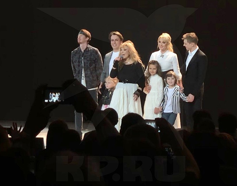 В финале Алла Пугачева вывела на сцене самых близких. Фото: Мария РЕМИЗОВА