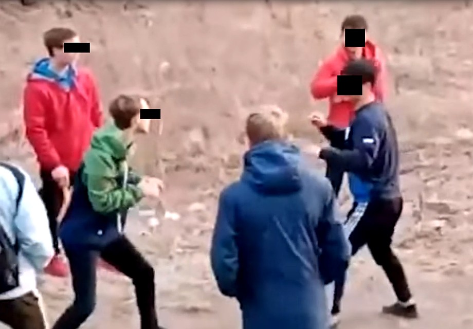 Паренек в темной кофте раньше уже общался с полицией. Скриншот видео