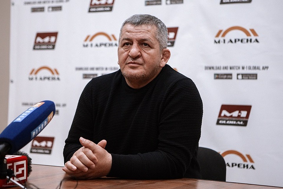 Сначала на вопросы зрителей ответил отец бойца. Фото: Андрей ГАШЕВ