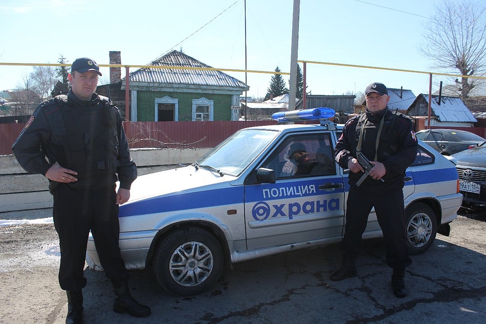 Этот экипаж вневедомственной охраны в ту ночь патрулировал улицы. Если бы полицейские не заметили дыма, было бы не избежать трагедии. Фото: Управление Росгвардии по Новосибирской области