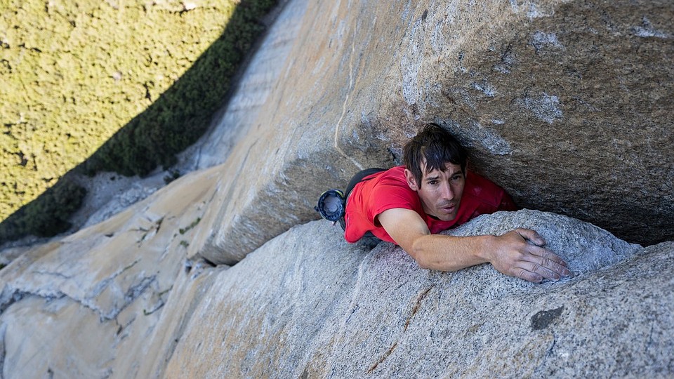 Герой фильма Free Solo Алекс Хоннольд увлекается скалолазанием в одиночку и без страховки.