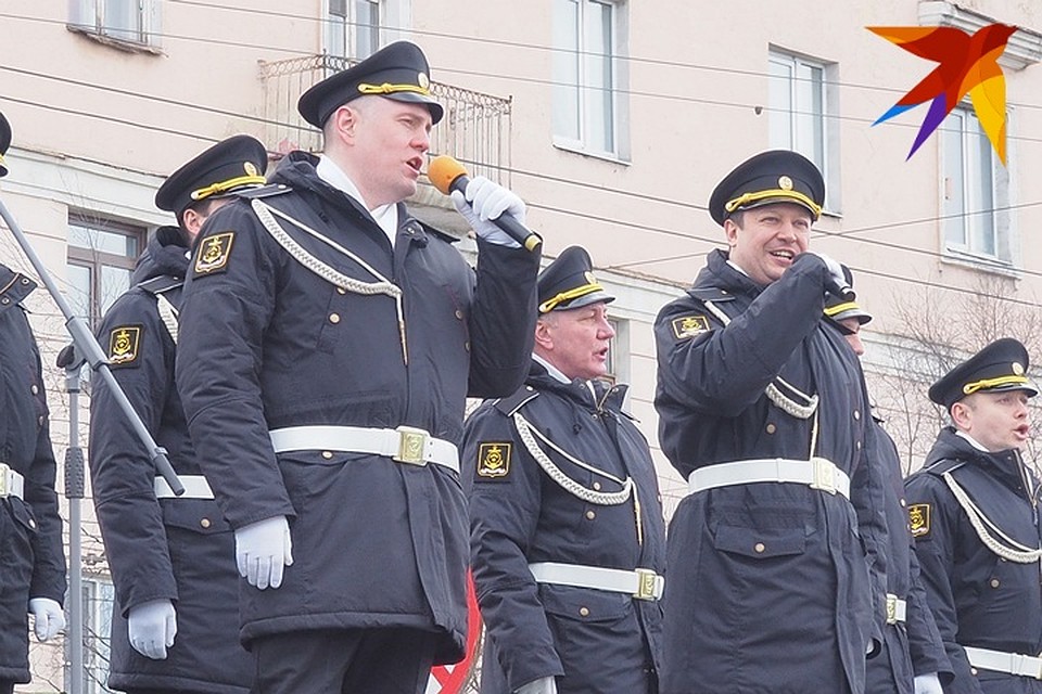 Хор северного флота выступил для мурманчан, собравшихся на привокзальной площади. Фото: Виктор КОСТРОВ