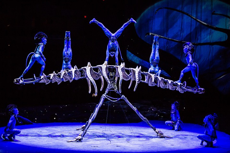 Все артисты в синем - цвете аборигенов из "Аватара". Фото: Пресс-служба Cirque du Soleil