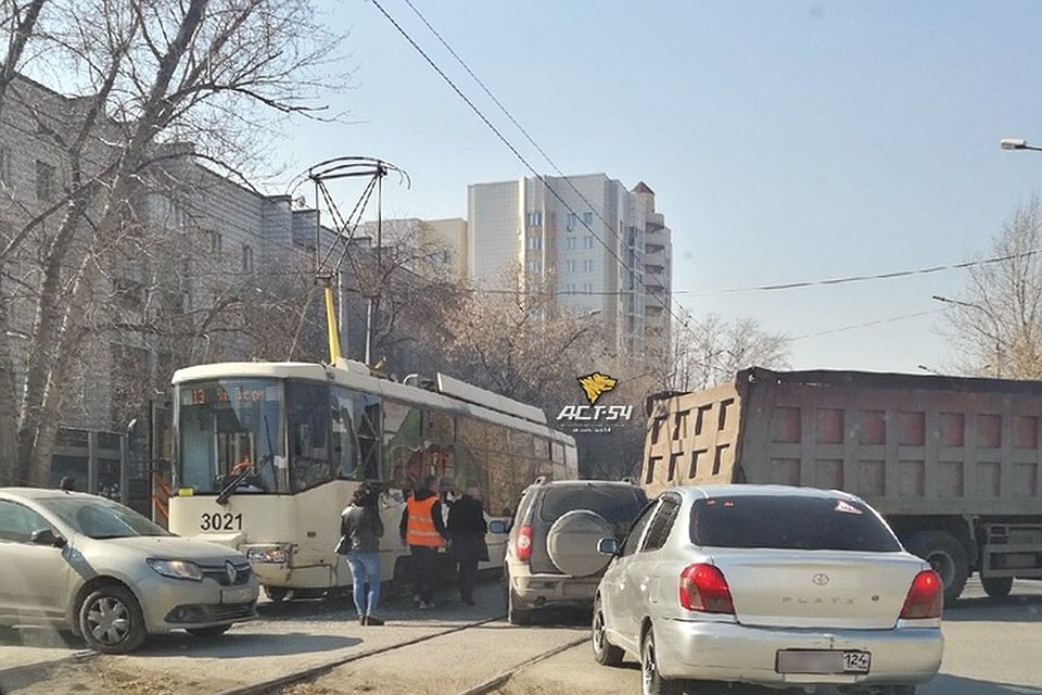 На месте аварии сейчас собирается пробка. Фото: Новосибирская служба эвакуации «АСТ-54»