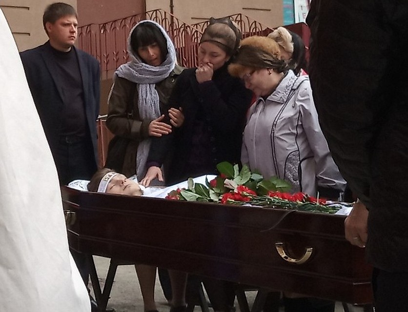 Мать Жоры (в центре) винит во всем себя Фото: Мария ШЕСТЕРИКОВА