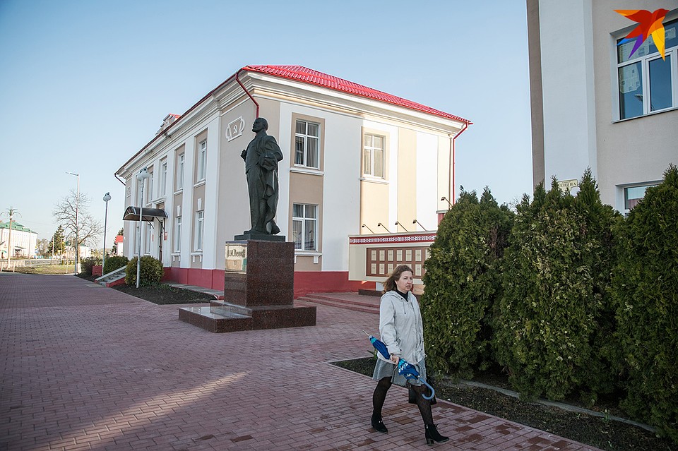 В лучах утреннего солнца поселок кажется пустым, нет ни машин, ни людей. Фото: Павел МАРТИНЧИК