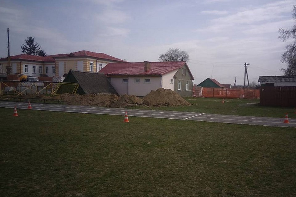 Опасную находку обнаружили всего в 10 - 12 метрах от корпуса школы. Фото: УВД Брестского облисполкома.