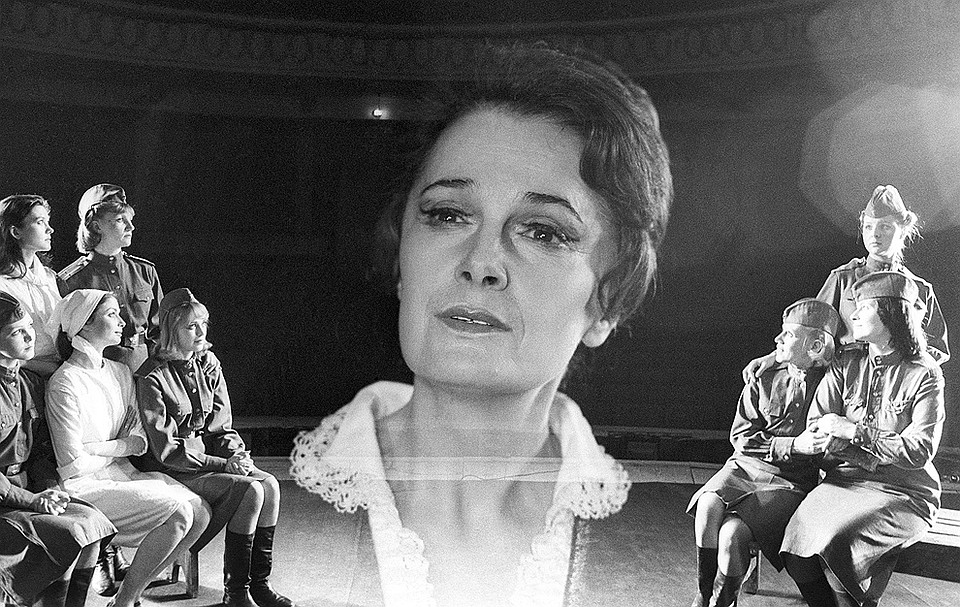Быстрицкая в спектакле Московского театра эстрады "Случайный вальс", 1985 год. Спектакль был поставлен по повести С.Алексиевич "У войны не женское лицо". Фото Николая Малышева /Фотохроника ТАСС/