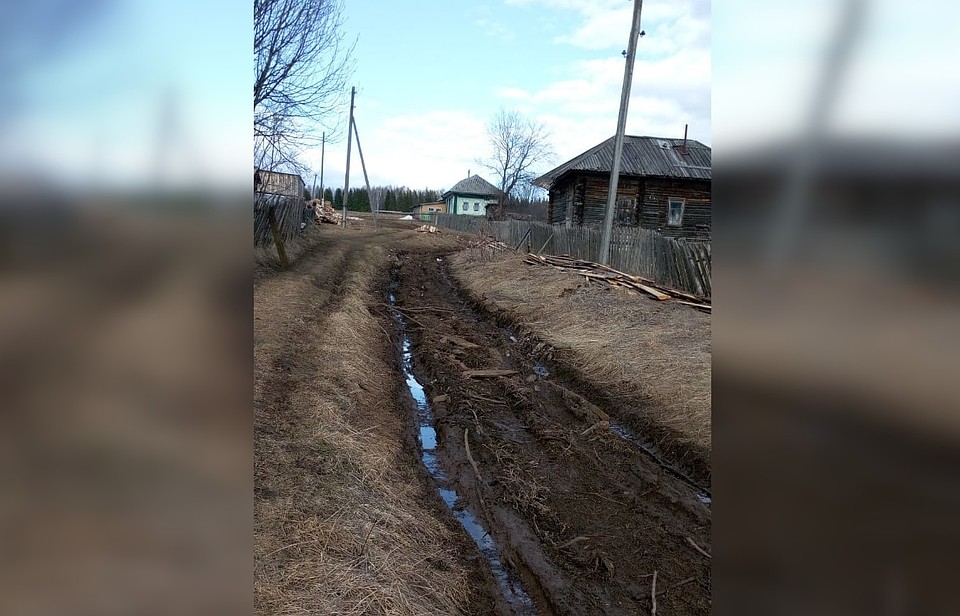 Вот такие дороги у дома пенсионера