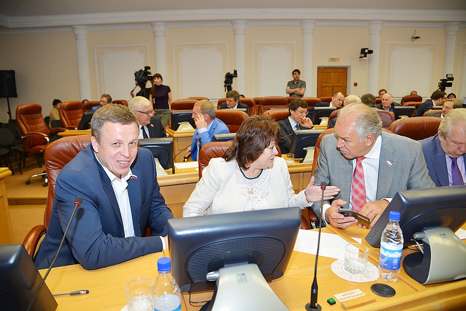 Депутаты Законодательного Собрания Иркутской области (созыв 2013-2018 гг.): Павел Сумароков, председатель комитета по собственности и экономической политике Ольга Носенко, Геннадий Истомин. Фото: архив Законодательного Собрания Иркутской области