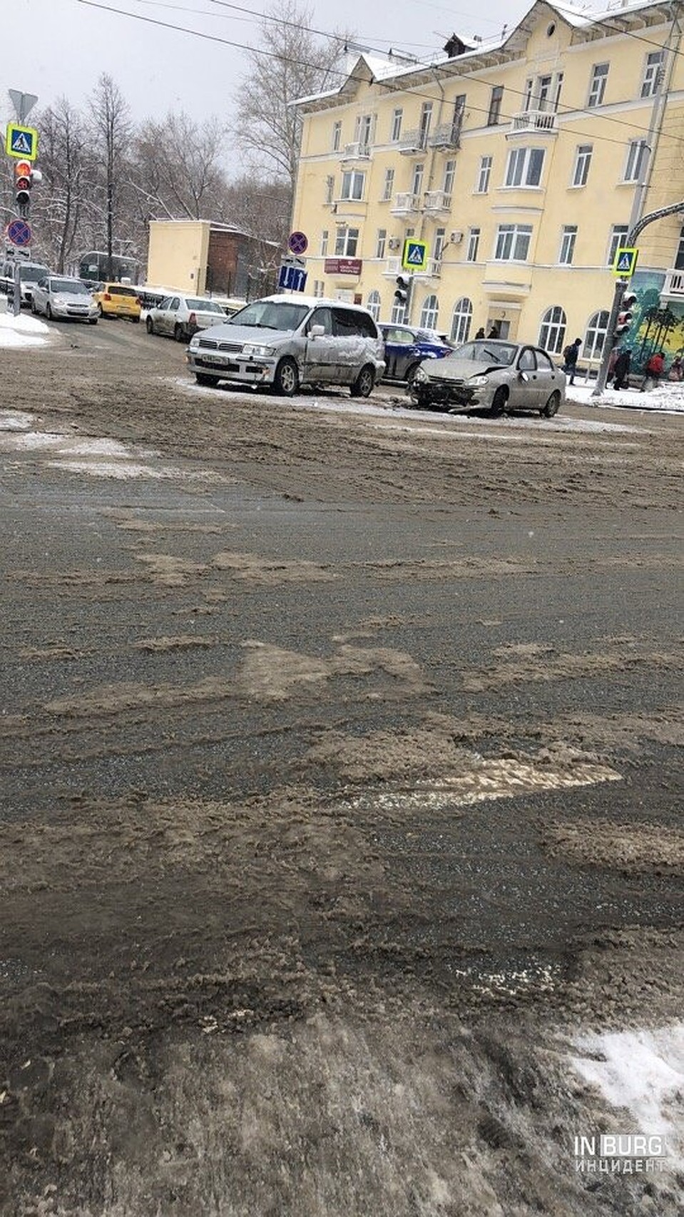 К счастью, в большинстве аварий повреждения получают только машины