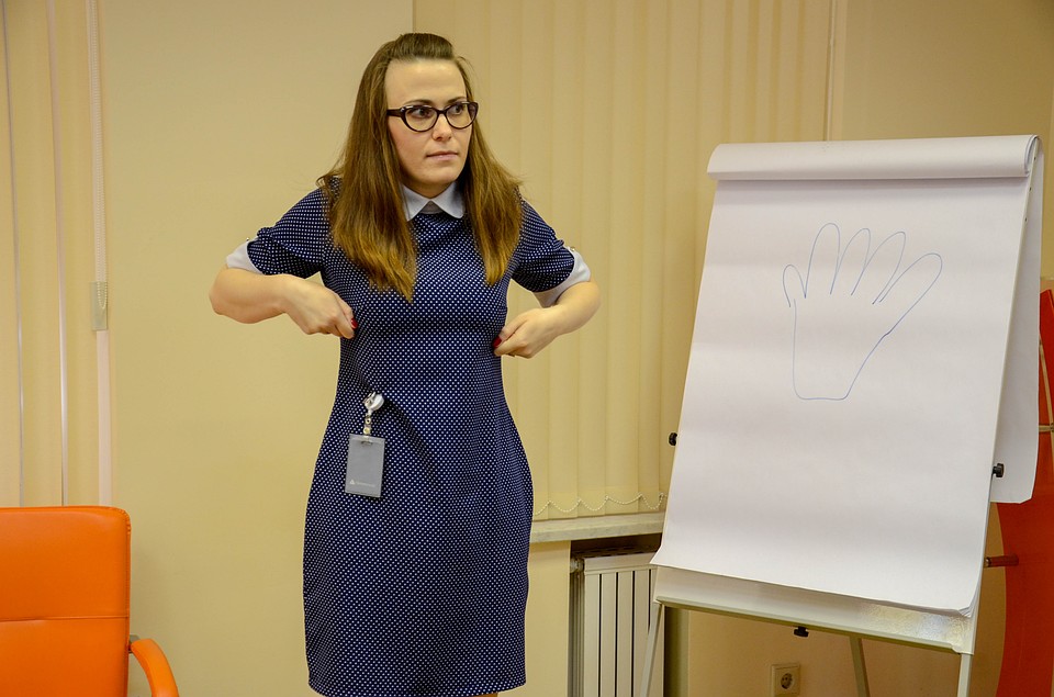 Взрослые мужчины в рубашках и галстуках, женщины в строгой деловой одежде - сочиняли стихи, записывали видео и играли в мимов, выполняя задания из «крокодила» Фото: Мария ИГНАТЬЕВА