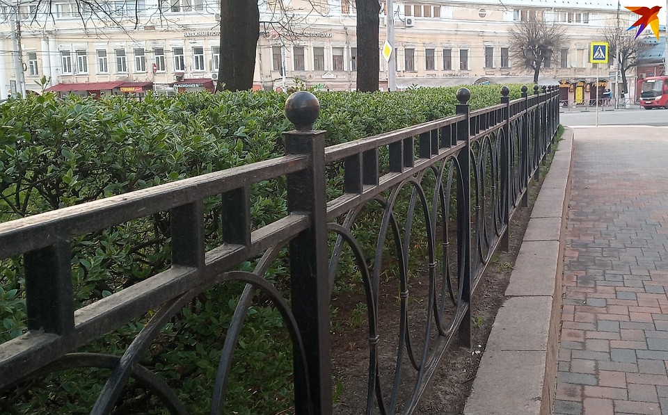 Теперь ограда выглядит так.