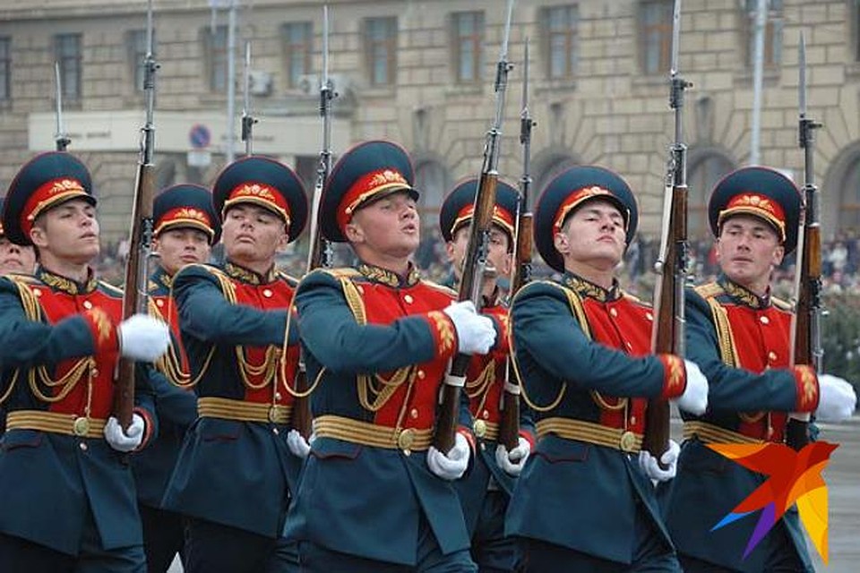 В парадном строю пройдут 1600 человек и полсотни боевых машин. Фото: Геннадий БИСЕНОВ