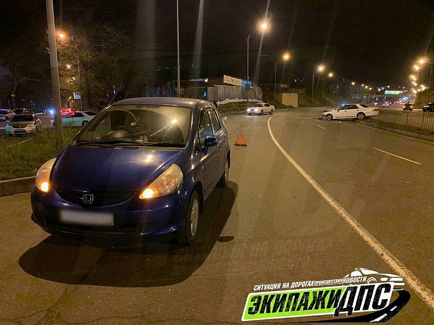 Проезжающий мимо автомобиль Honda Fit. Фото: dps_vl