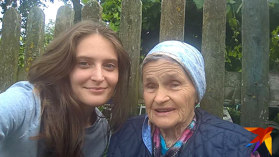 Бабушка была скромным человеком, но ради внучки соглашалась на селфи. Фото: Дарья ЛОМОНОВСКАЯ