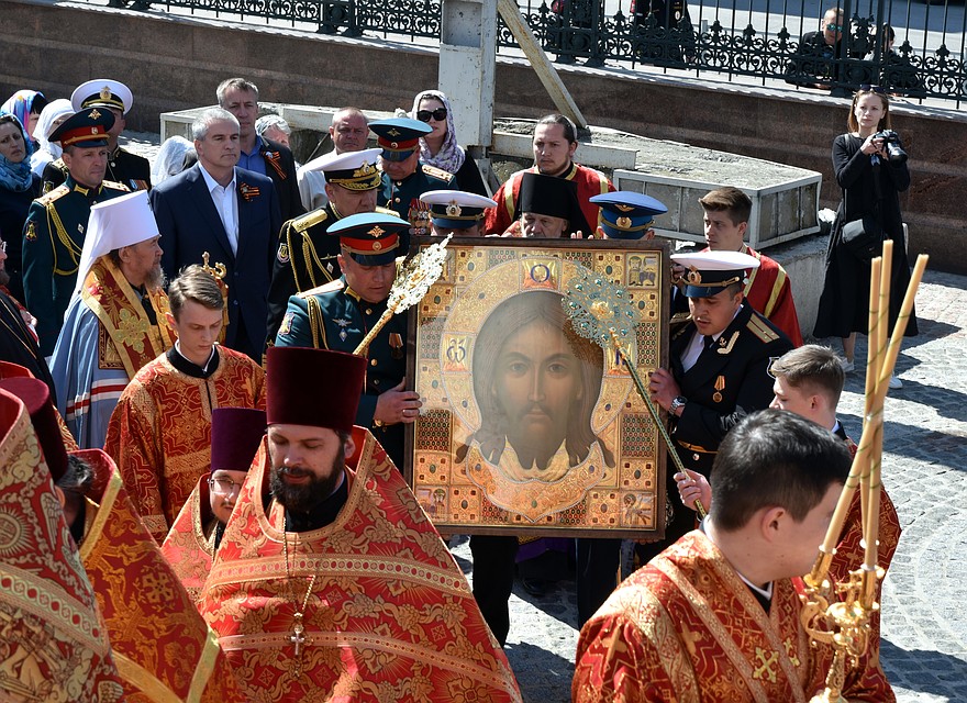 Святыню встречали представители власти, духовенства и прихожане собора Фото: Виталий ПАРУБОВ