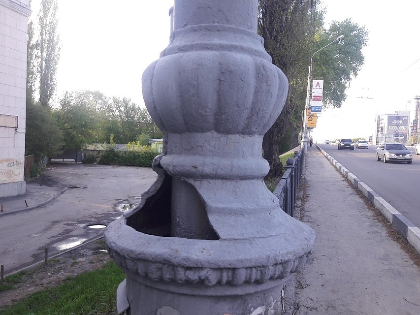 Да и столб треснул. Фото: Анна ГРЕБЕНКИНА