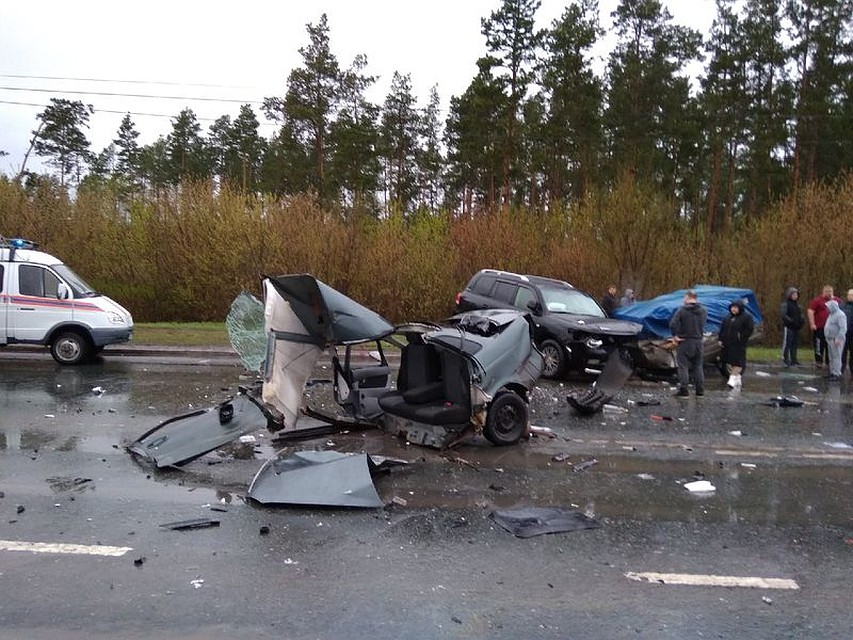 В аварии серьезно пострадали парень и девушка из "Приоры"