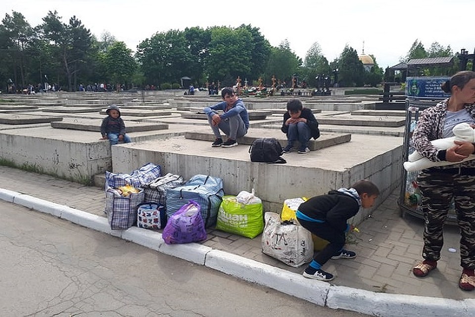Нищие уходят с кладбища с полными сумками. Фото: Леонид РЯБКОВ