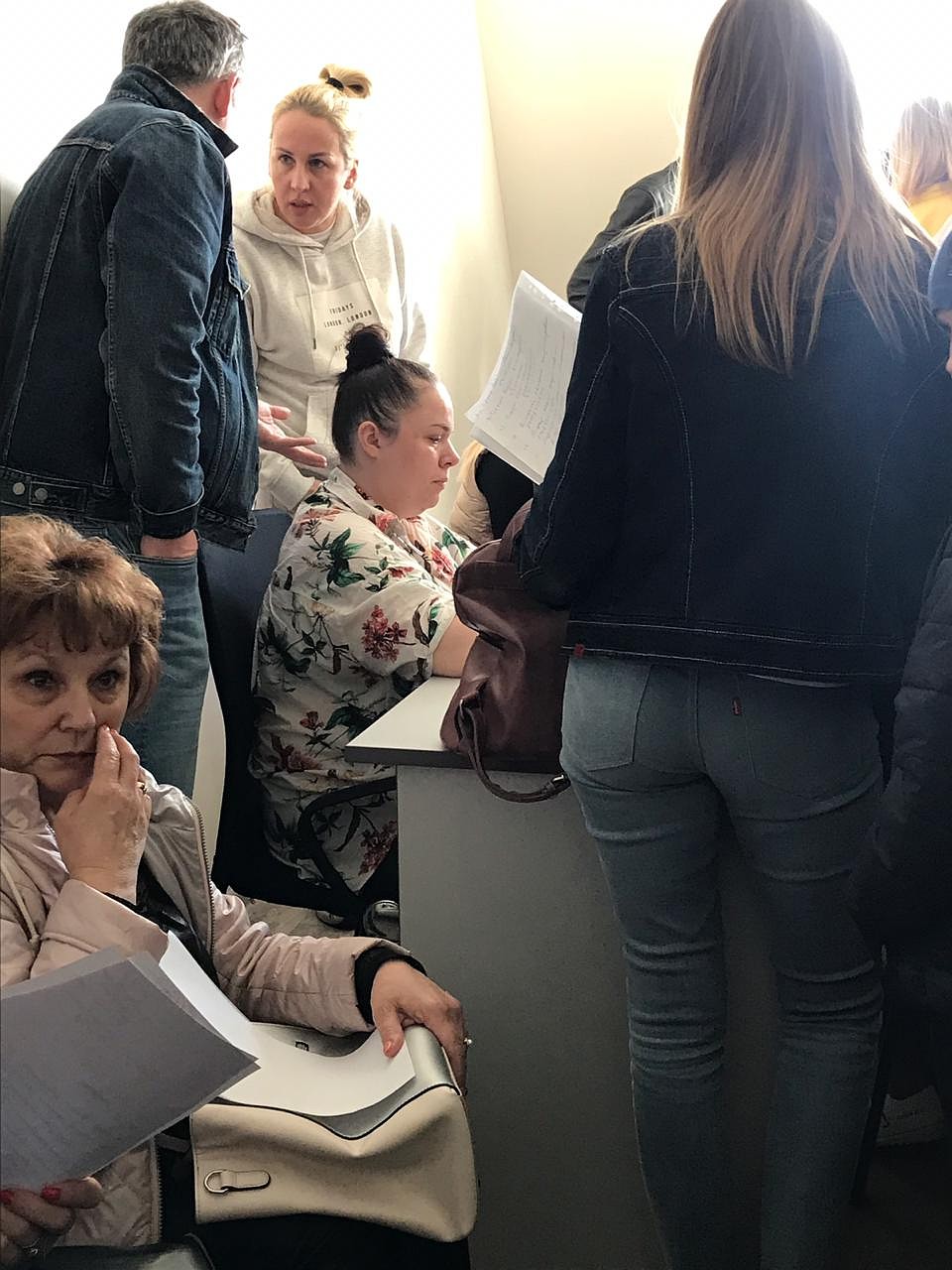 В офисе Sky Travel во Владивостоке - многолюдно, но когда им выплатят деньги, клиенты не знают. Фото: WhatsApp