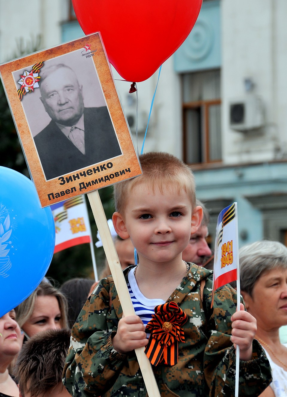 Первыми в колонне "Бессмертного полка" пройдут родители с детьми. Фото: Виталий ПАРУБОВ