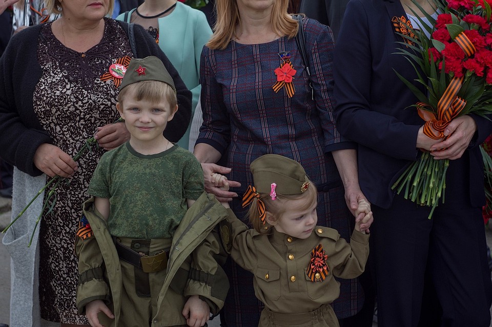 На Саур-Могиле в Донбассе прошел десятитысячный митинг в честь Дня Победы Фото: Андрей ТРУБЕЦКИЙ