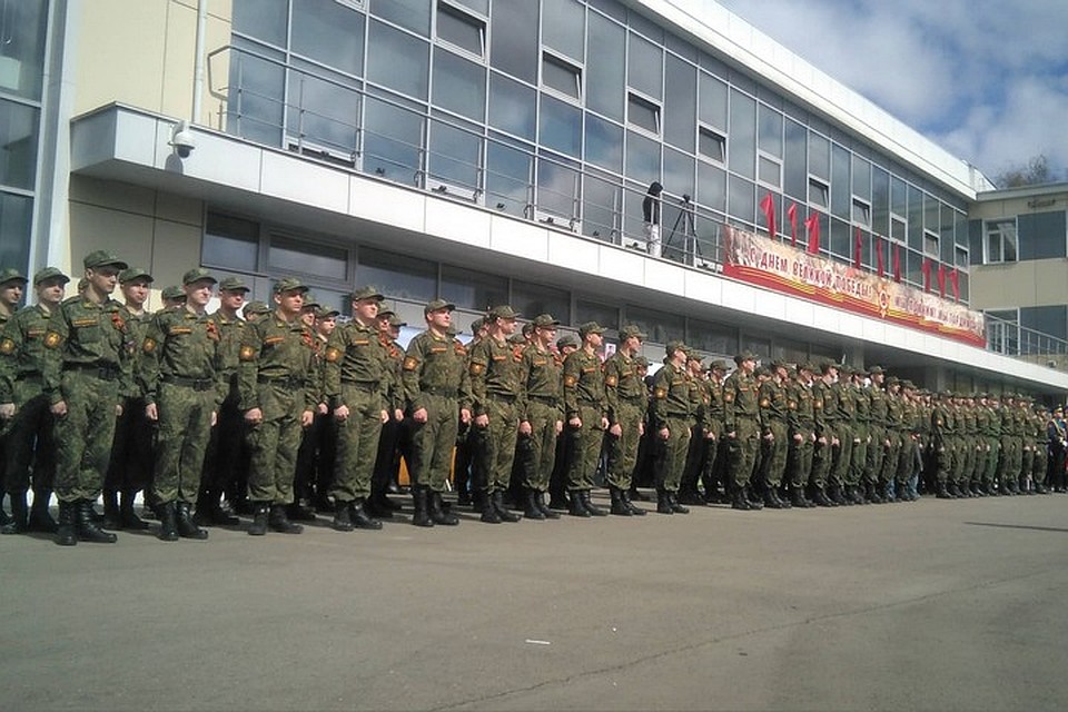 Военнослужащие выстроились в шеренгу Фото: Мария МИШКИНА